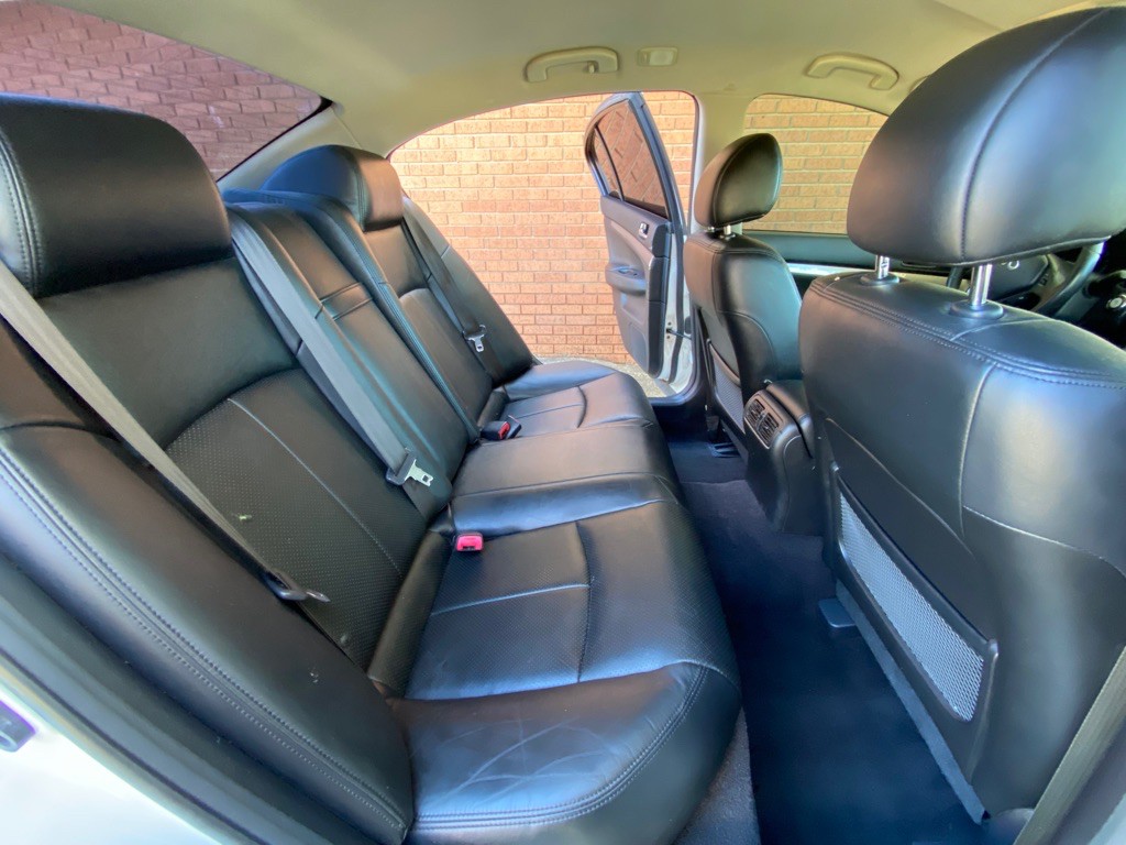 2011 INFINITI G37 Image 18
