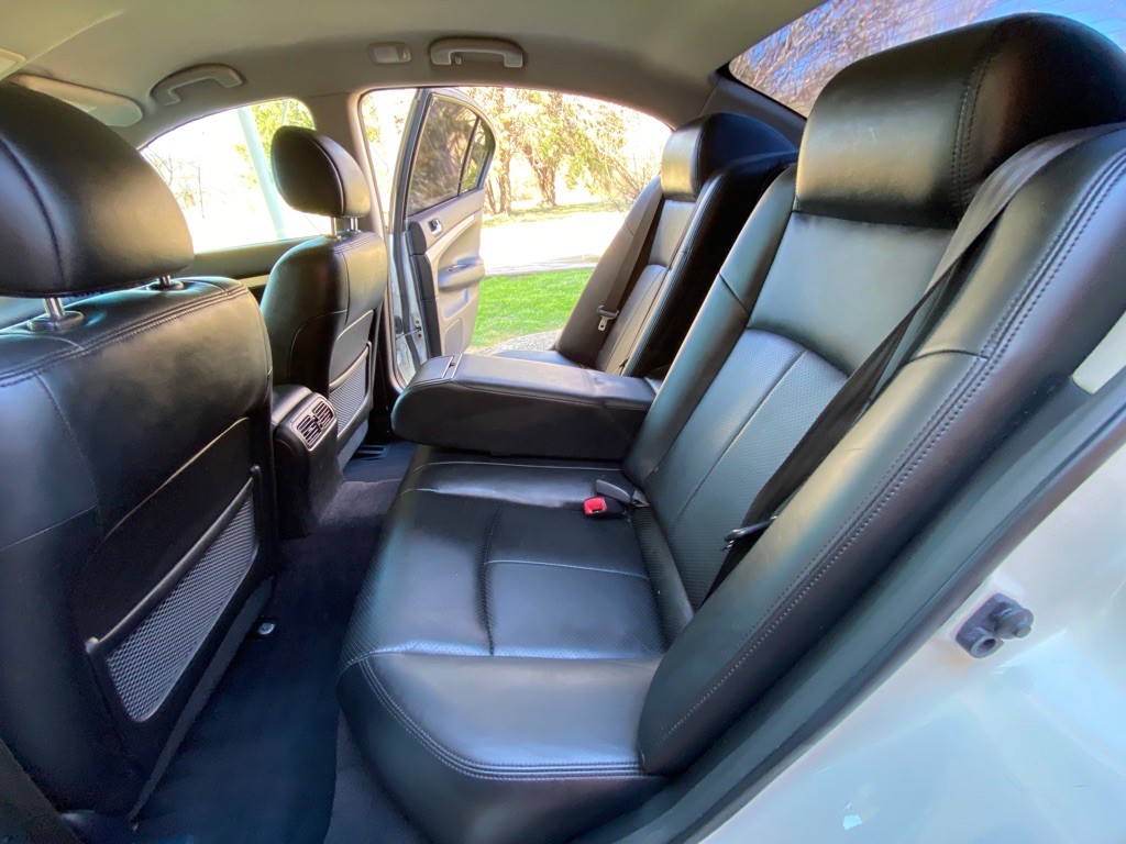2011 INFINITI G37 Image 19