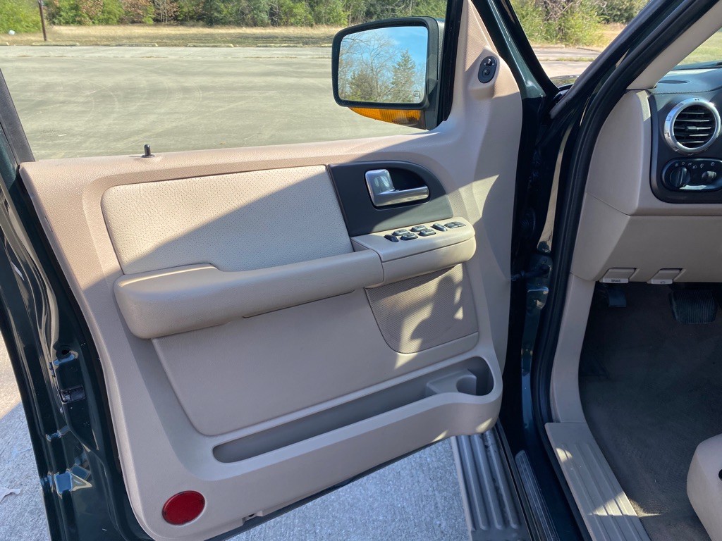 2003 Ford Expedition Image 8