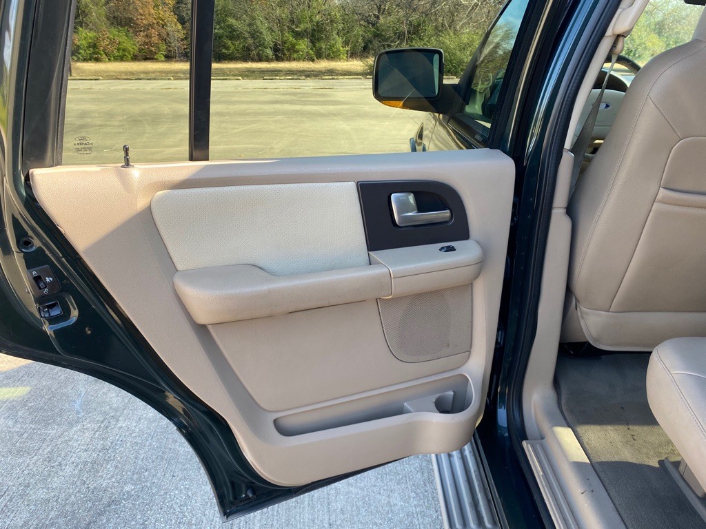 2003 Ford Expedition Image 9