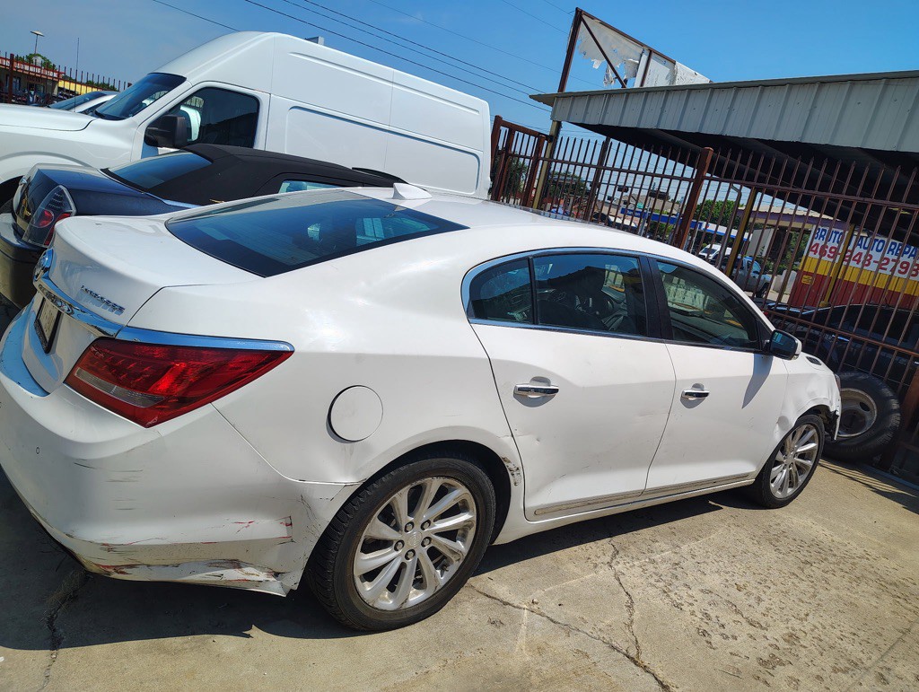 2016 Buick Lacrosse Image 2