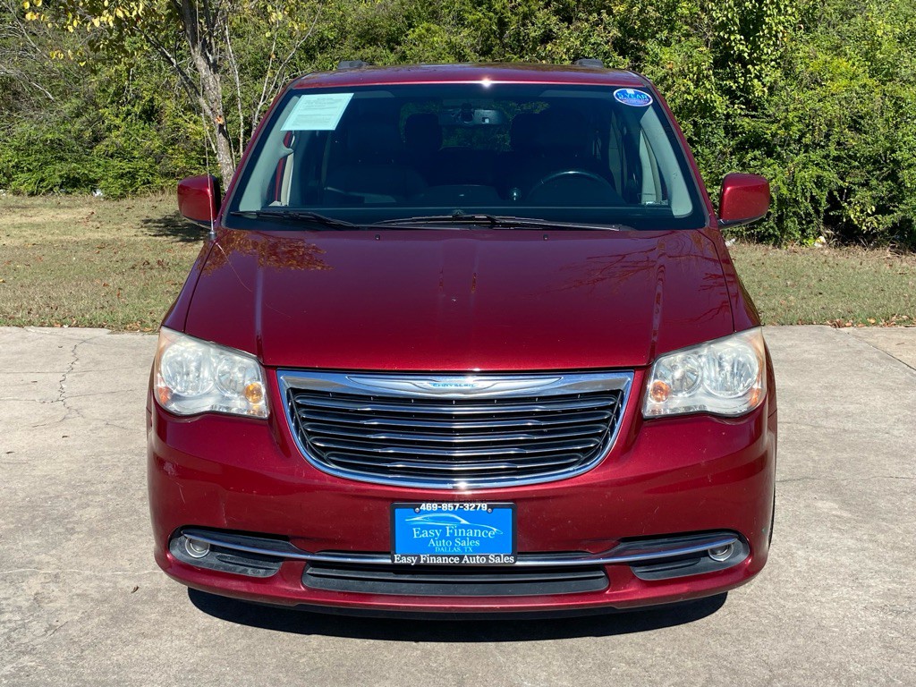 2015 Chrysler Town & Country Image 2