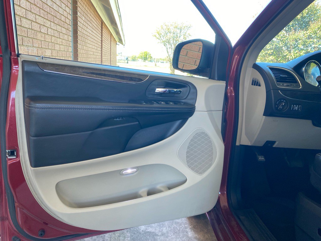 2015 Chrysler Town & Country Image 8