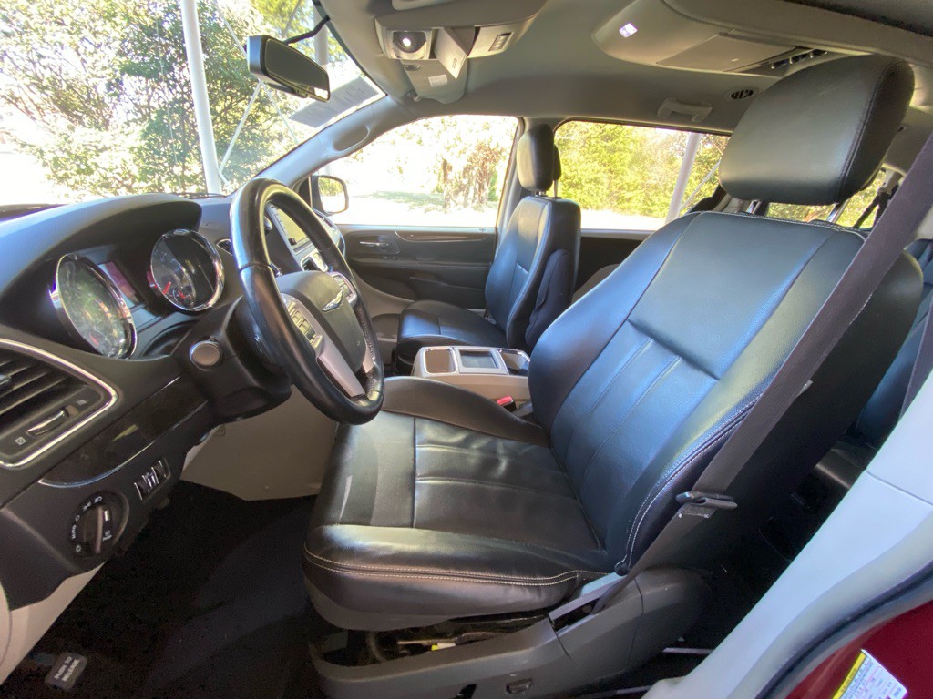 2015 Chrysler Town & Country Image 9