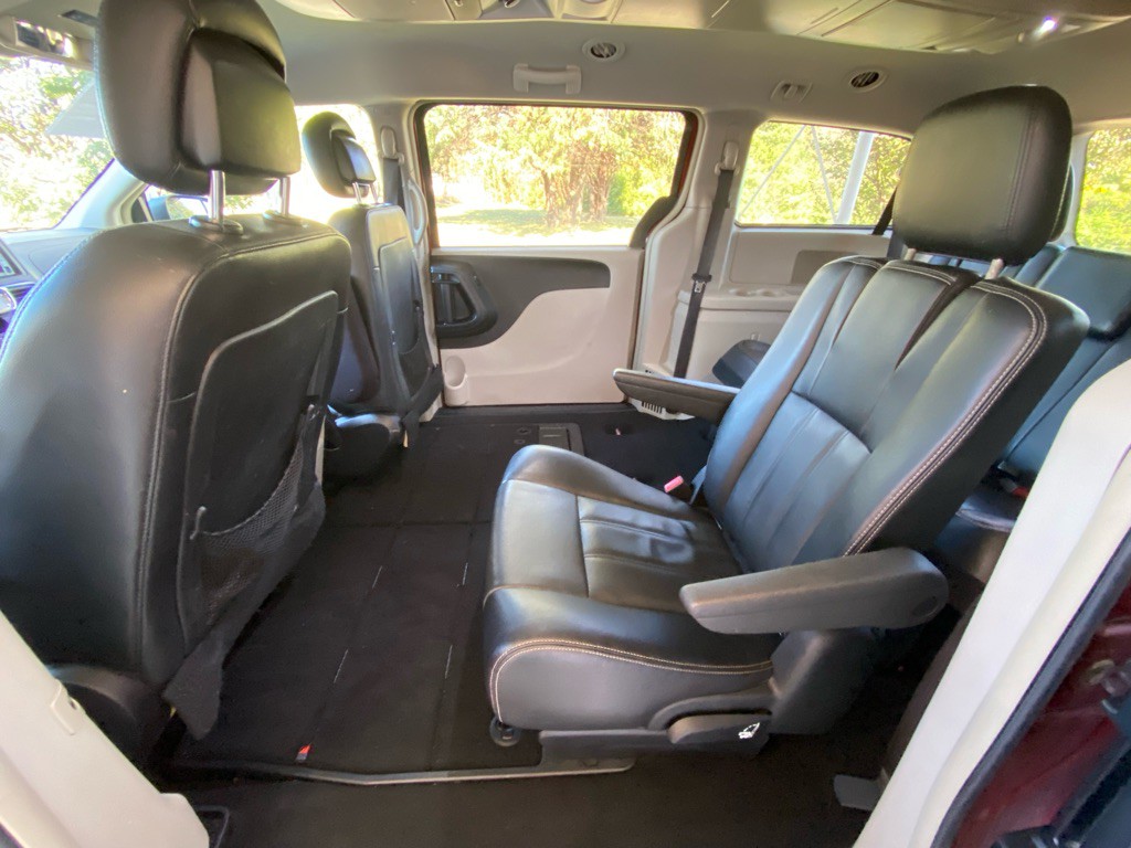 2015 Chrysler Town & Country Image 11
