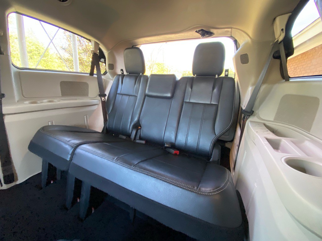 2015 Chrysler Town & Country Image 12