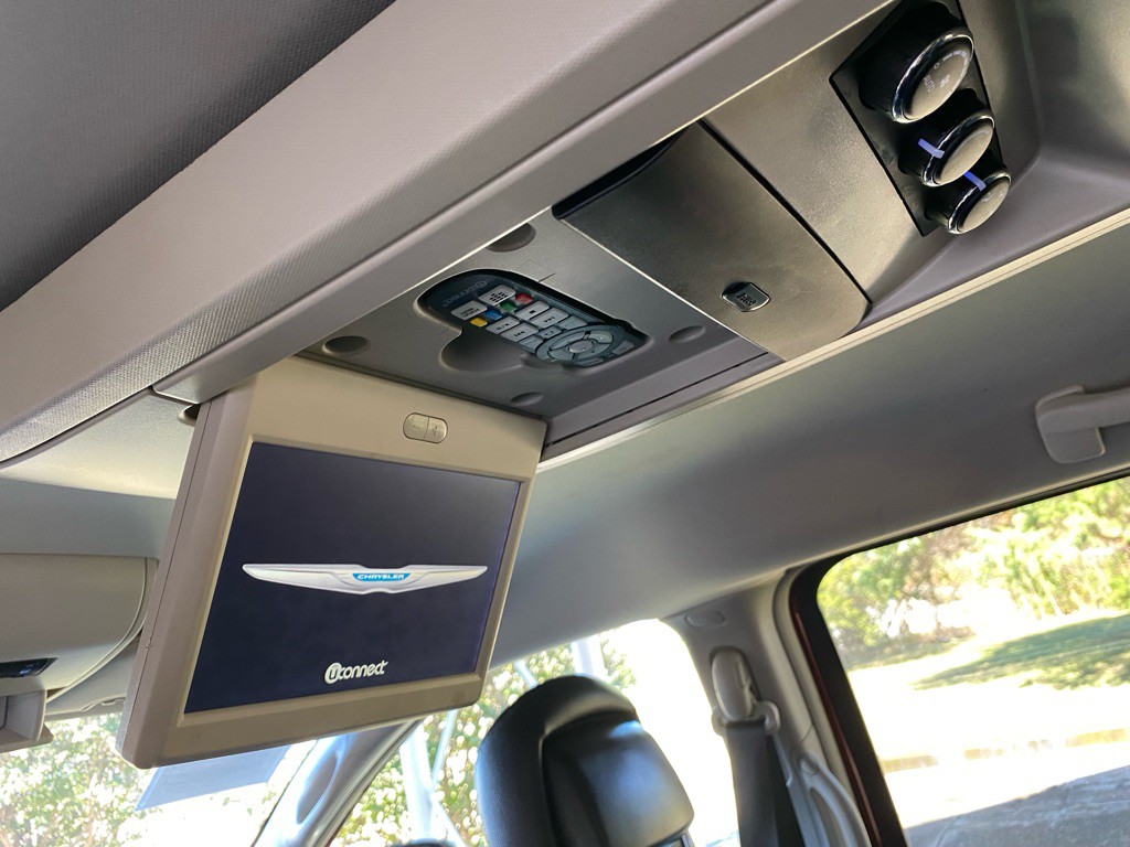 2015 Chrysler Town & Country Image 13