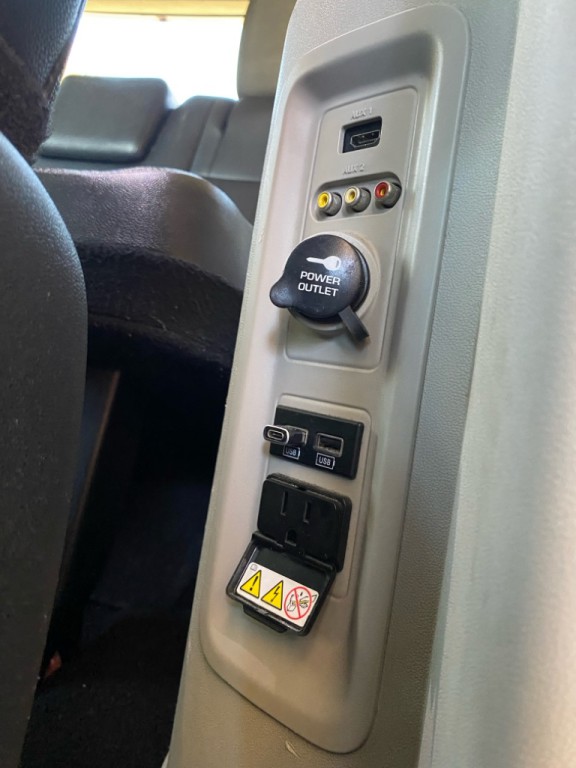 2015 Chrysler Town & Country Image 14