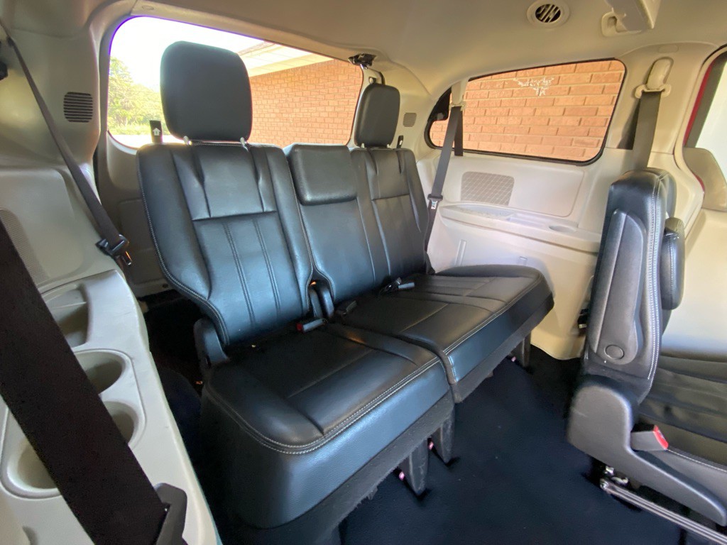 2015 Chrysler Town & Country Image 16