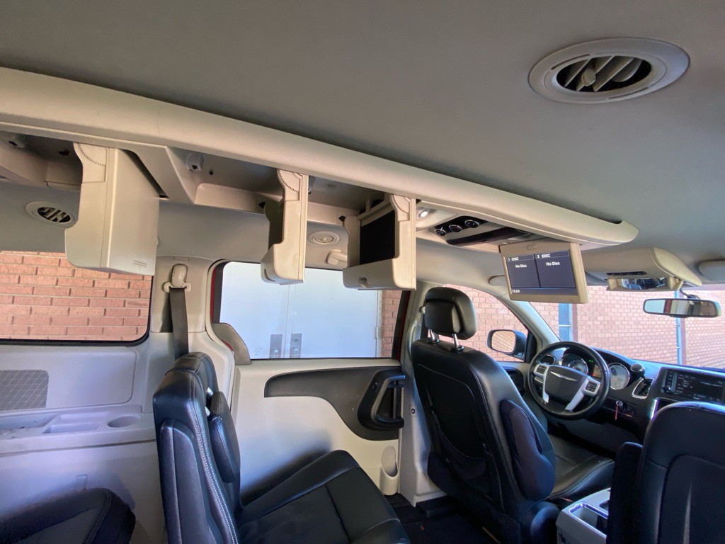 2015 Chrysler Town & Country Image 17