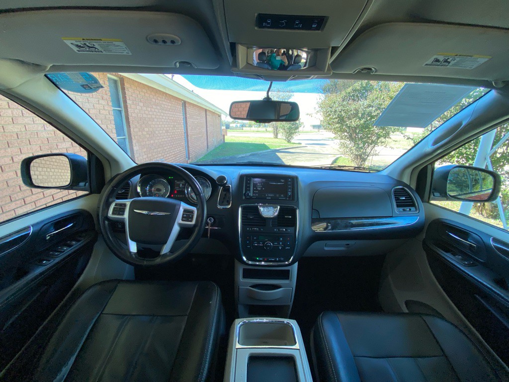 2015 Chrysler Town & Country Image 21