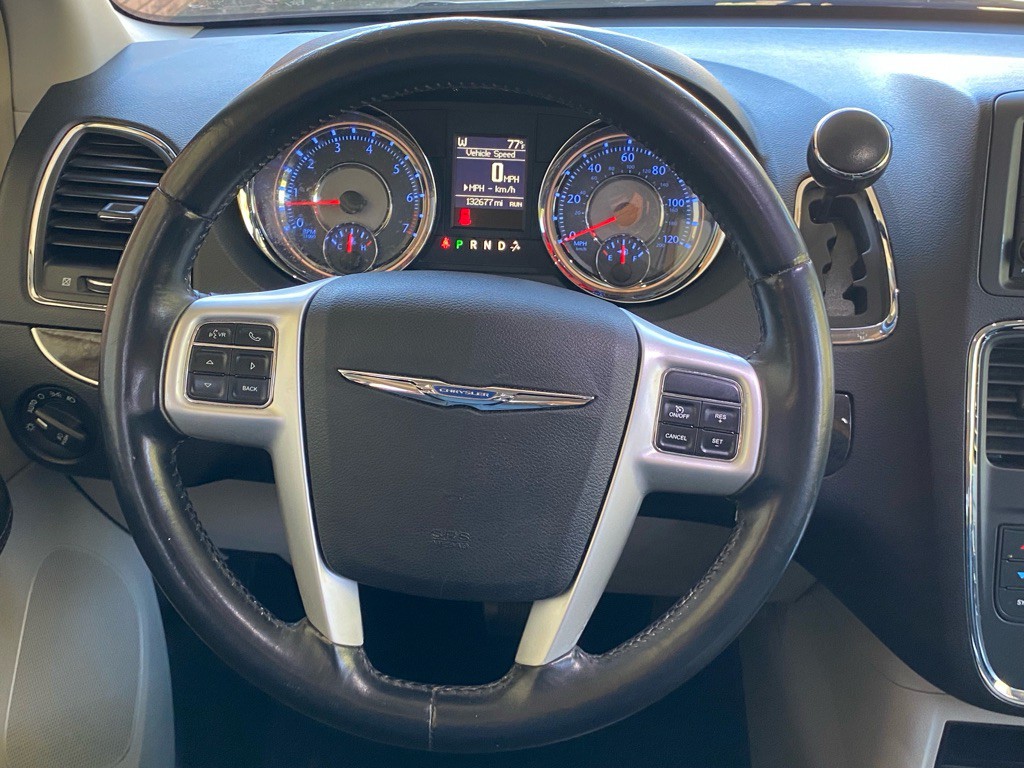 2015 Chrysler Town & Country Image 22