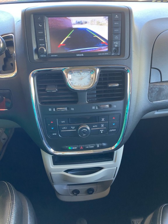 2015 Chrysler Town & Country Image 23