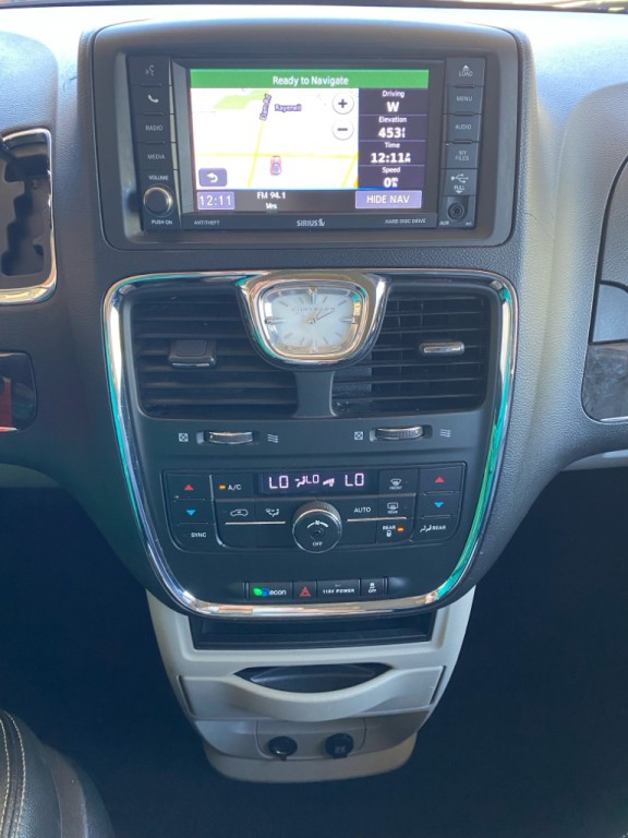 2015 Chrysler Town & Country Image 24