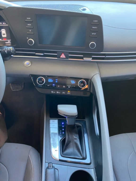 2022 Hyundai Elantra Image 16
