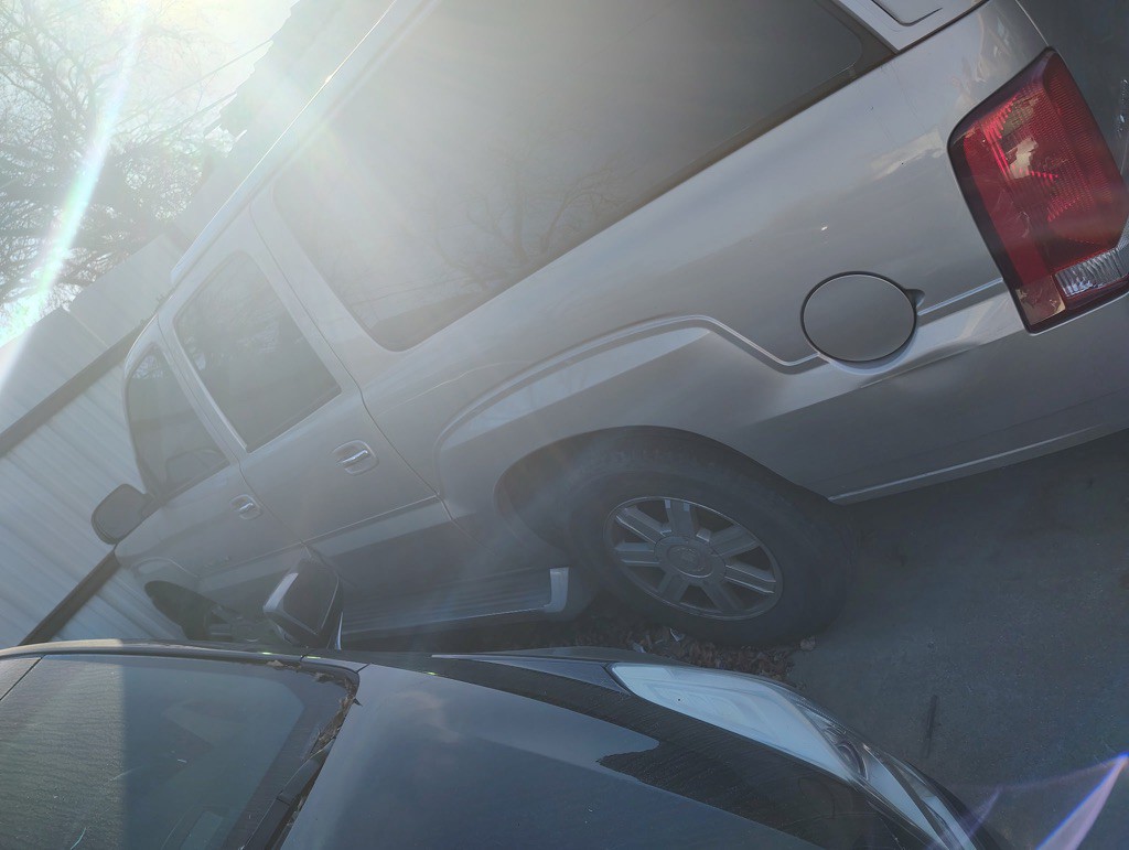 2006 Cadillac Escalade Image 2