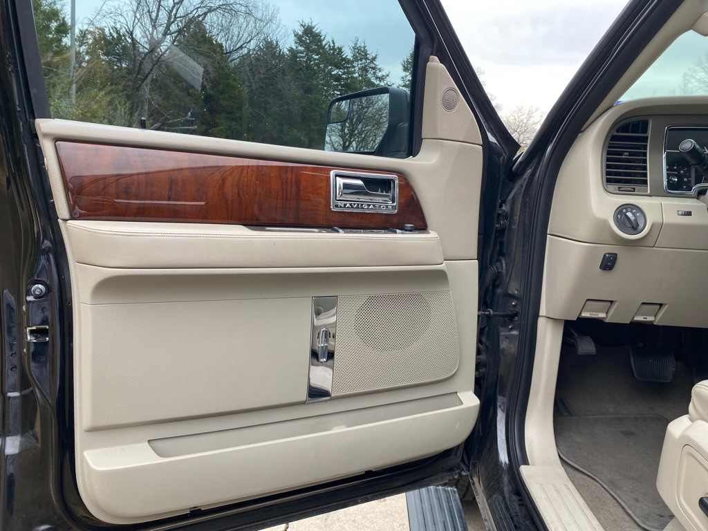 2012 Lincoln Navigator Image 8