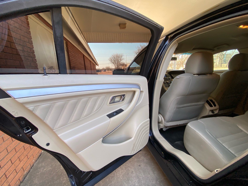 2016 Ford Taurus Image 9