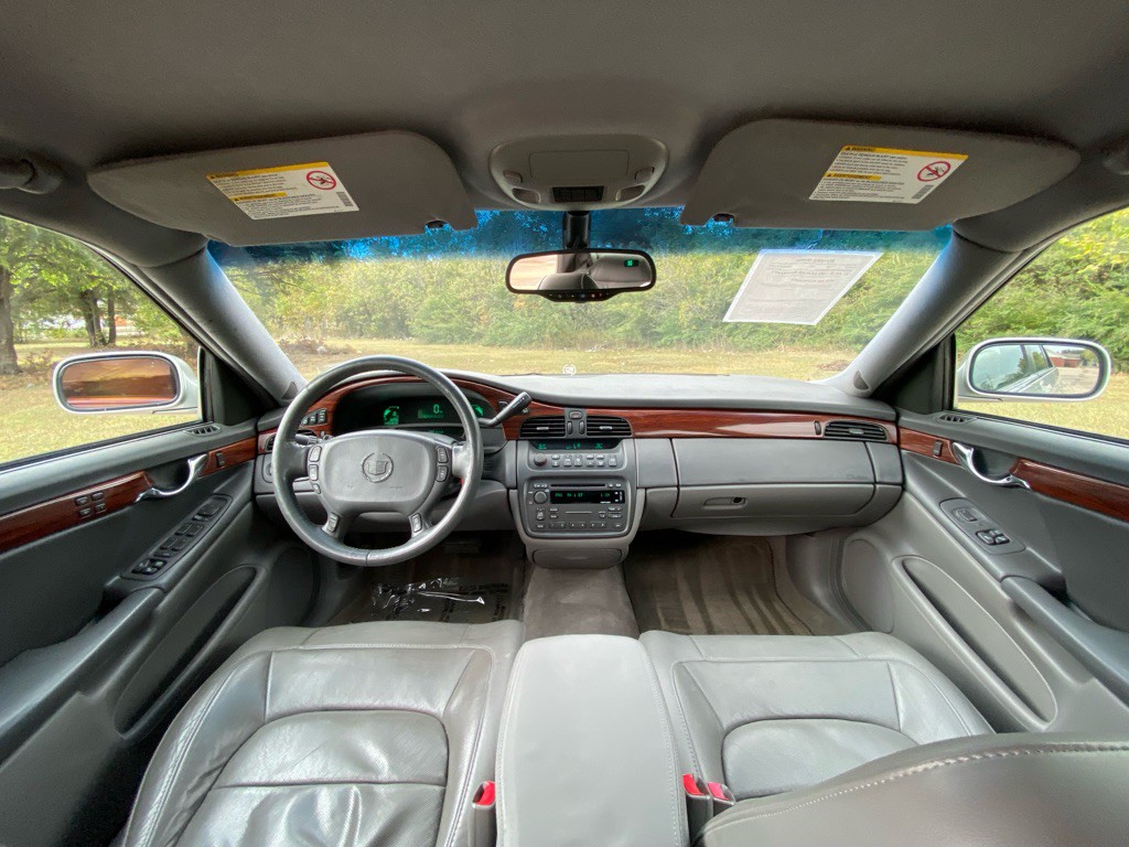 2004 Cadillac DeVille Image 11