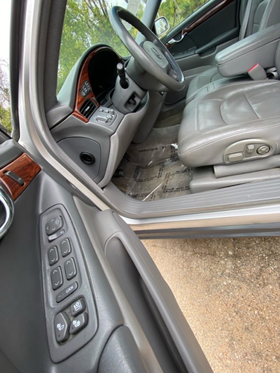 2004 Cadillac DeVille Image 18