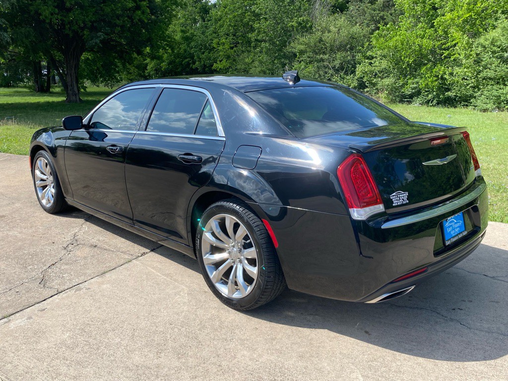 2020 Chrysler 300 Image 4