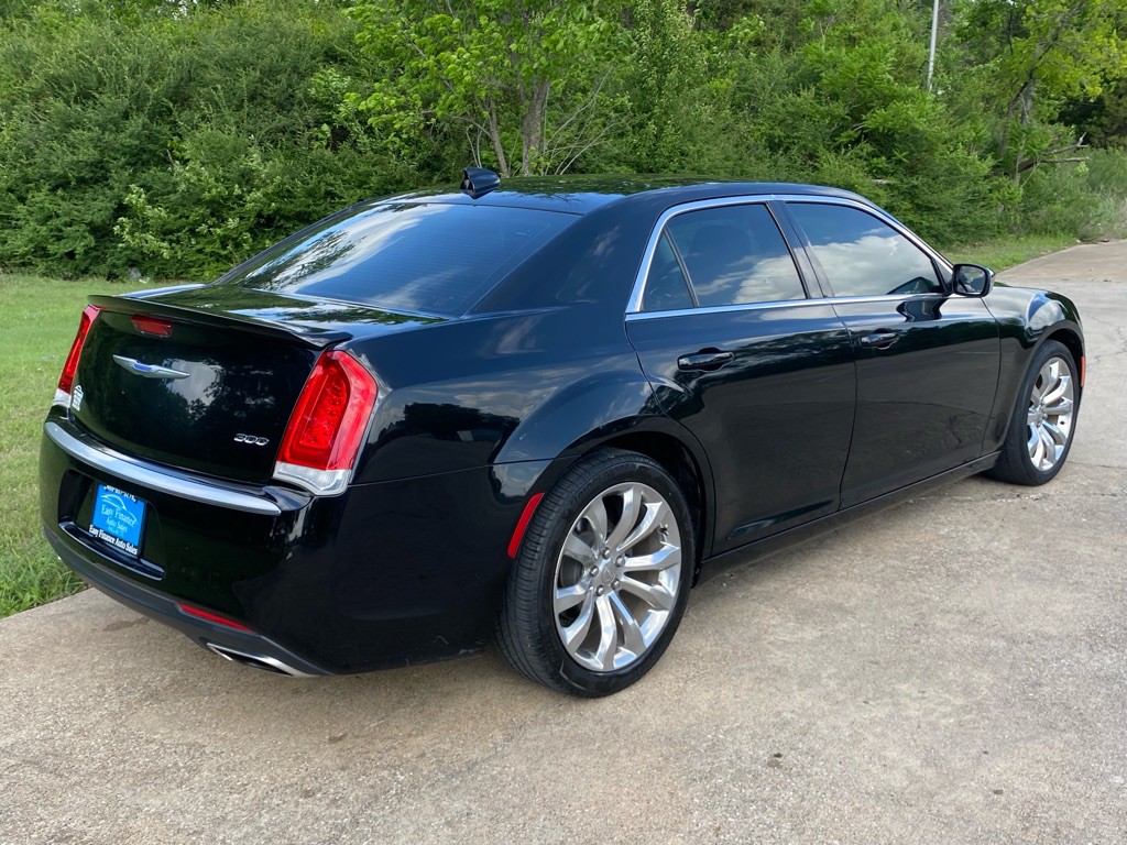 2020 Chrysler 300 Image 6