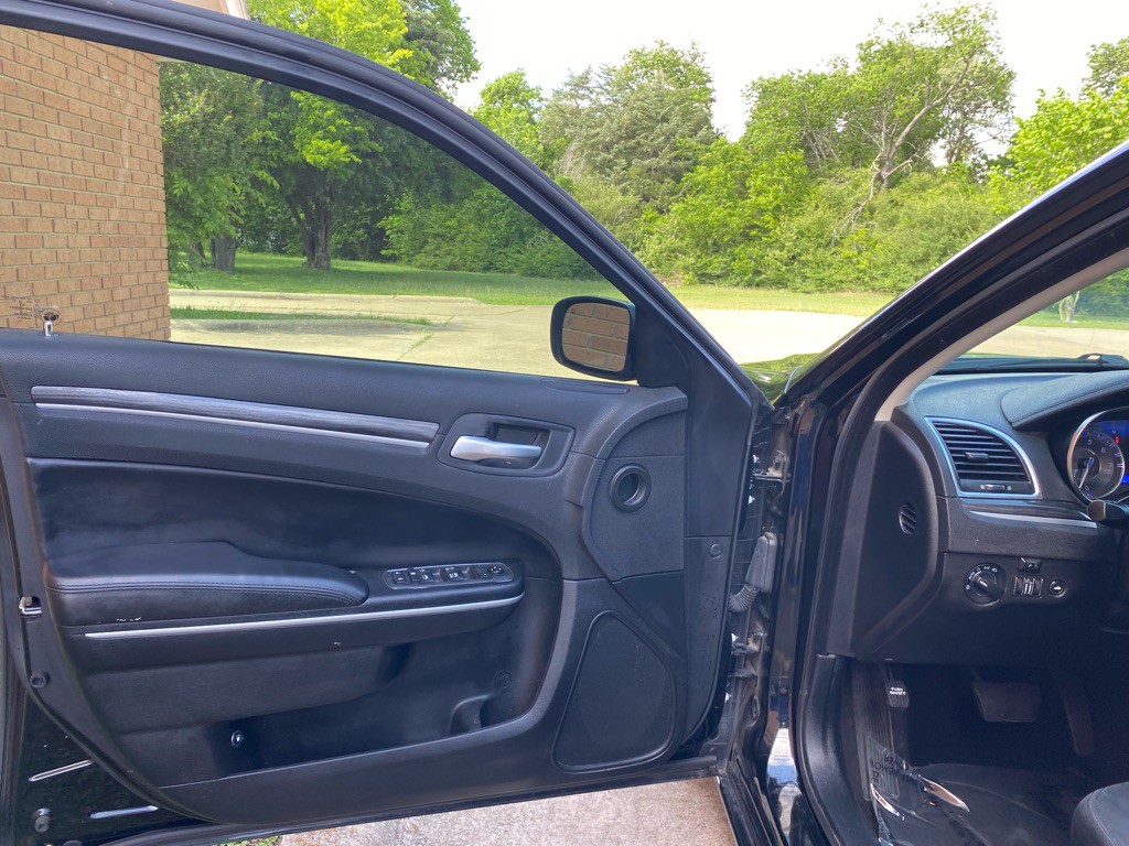 2020 Chrysler 300 Image 8