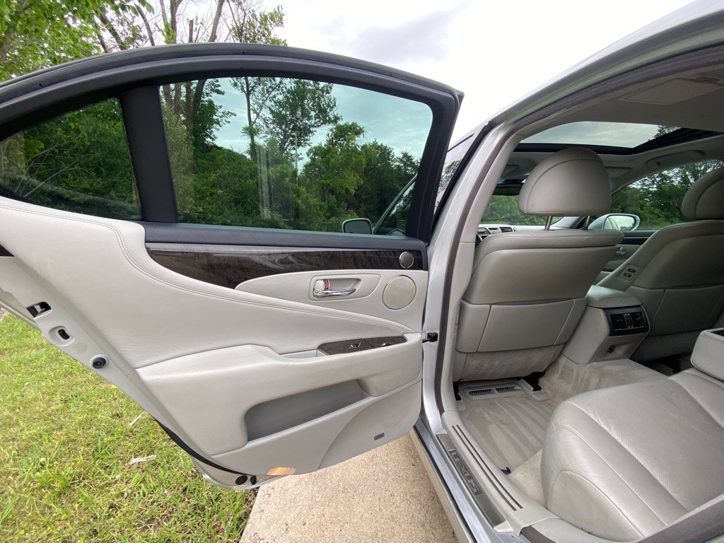 2007 Lexus LS Image 9
