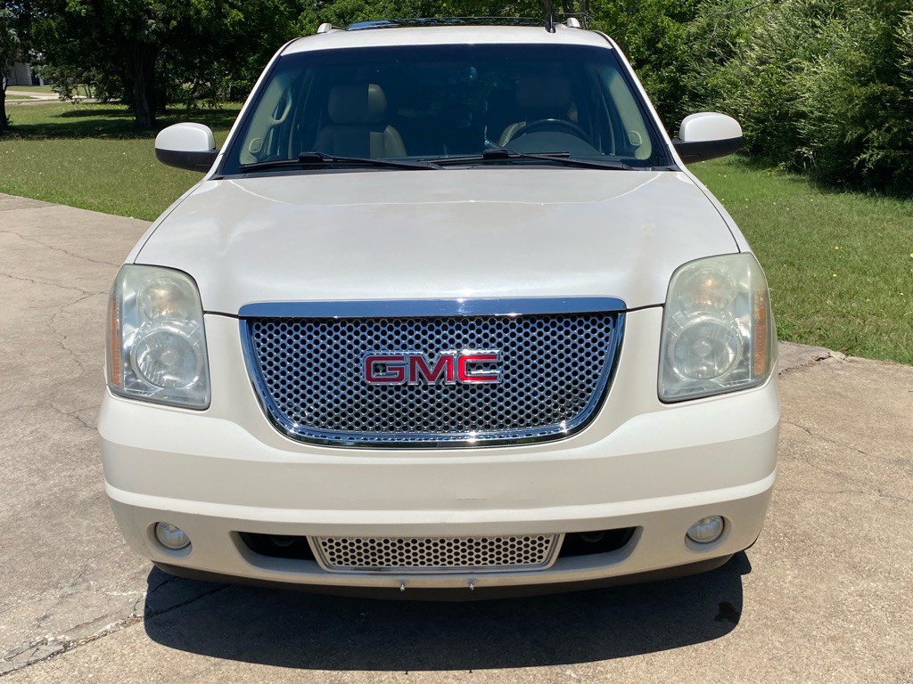 2011 GMC Yukon Image 2