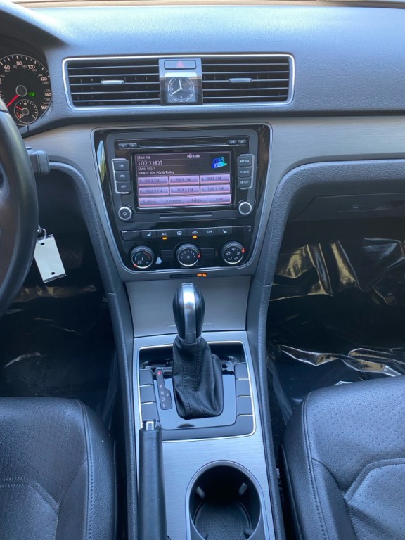 2015 Volkswagen Passat Image 16