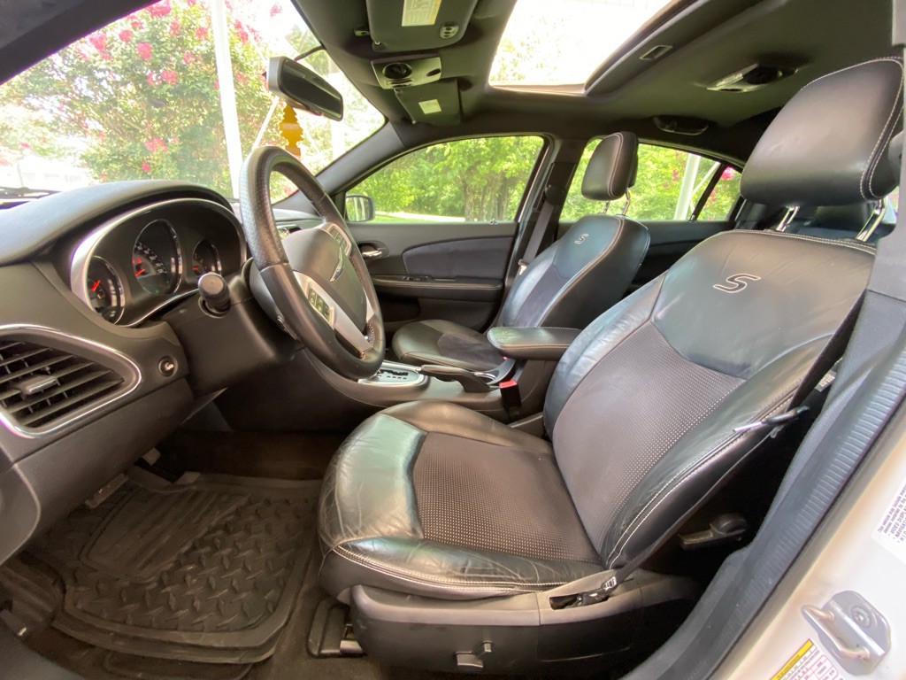 2012 Chrysler 200 Image 8