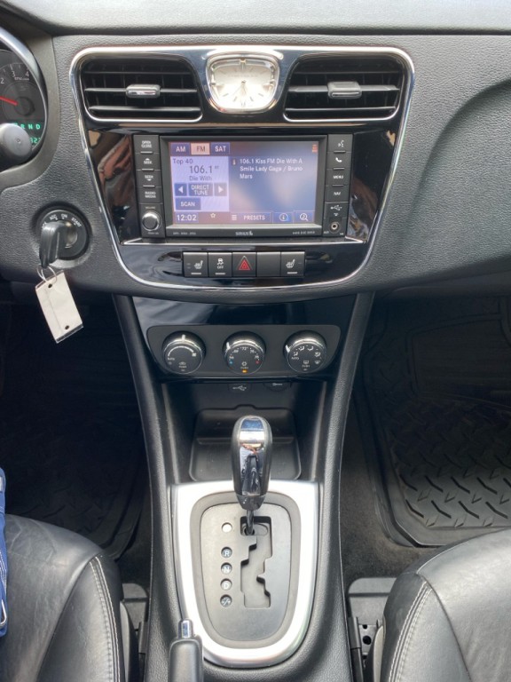 2012 Chrysler 200 Image 16