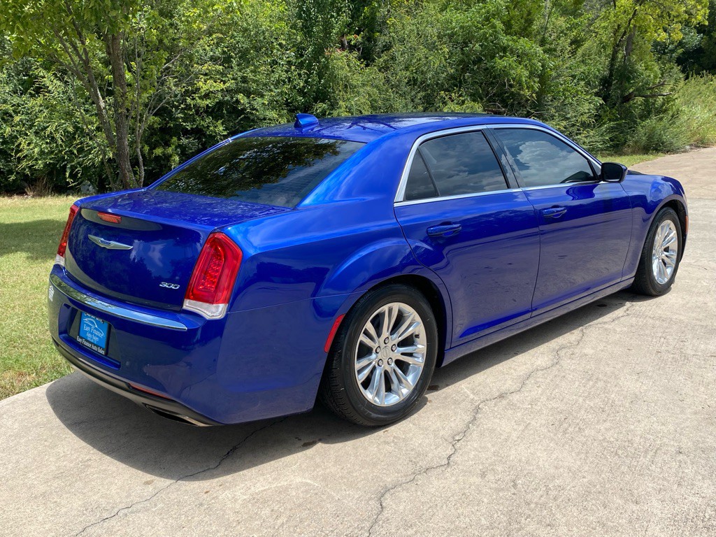 2019 Chrysler 300 Image 4