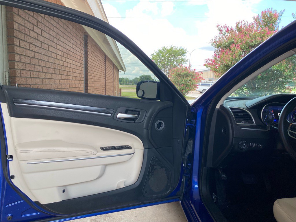 2019 Chrysler 300 Image 7