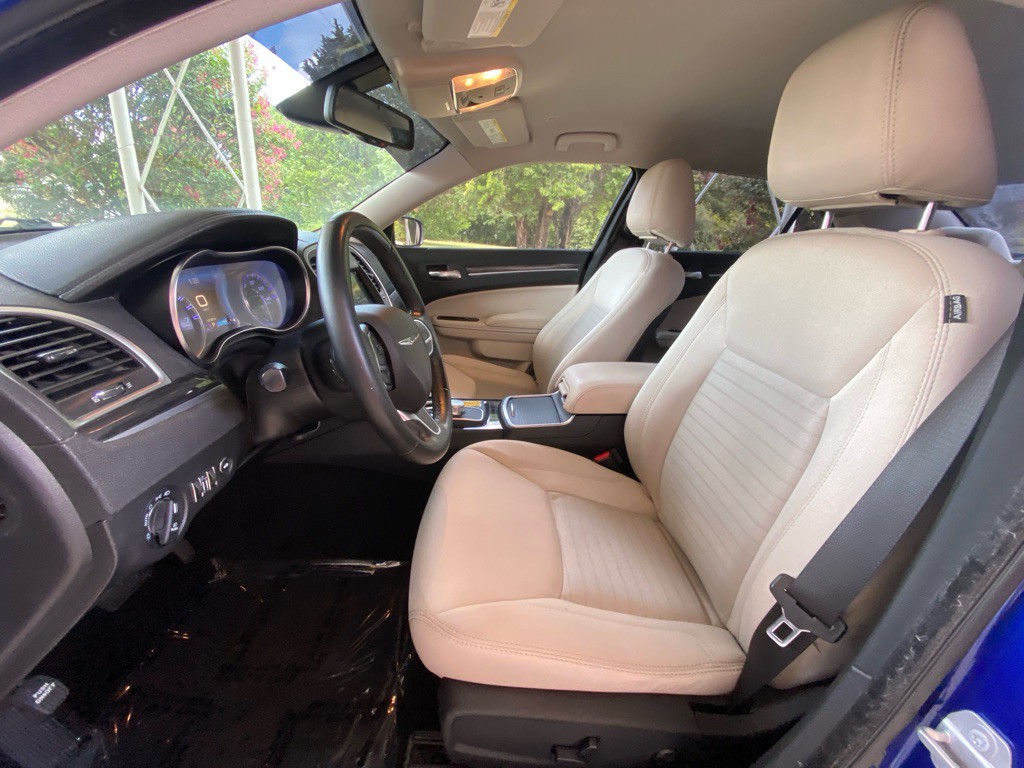 2019 Chrysler 300 Image 8