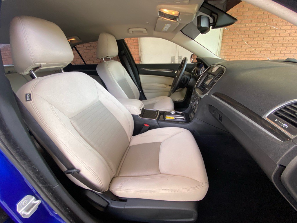 2019 Chrysler 300 Image 12