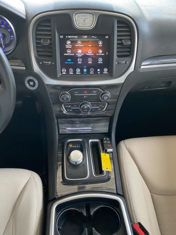 2019 Chrysler 300 Image 16