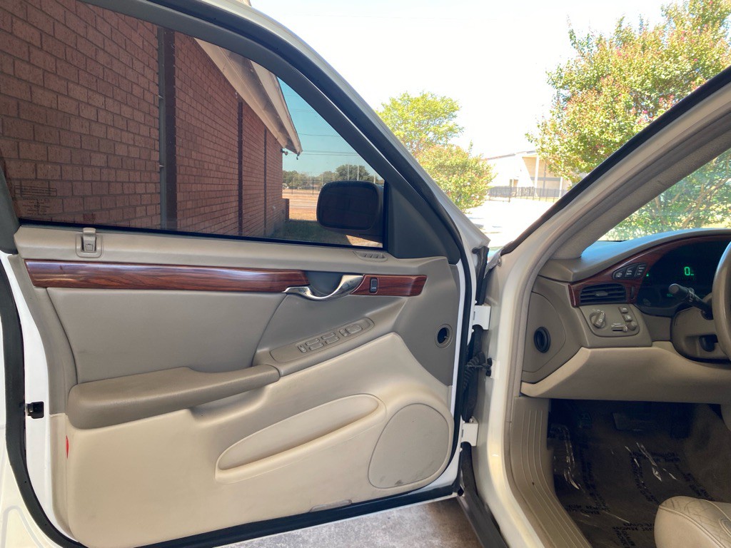 2004 Cadillac DeVille Image 8