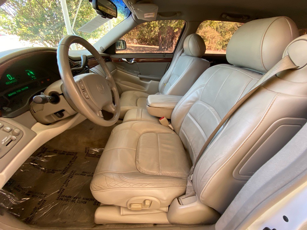 2004 Cadillac DeVille Image 9