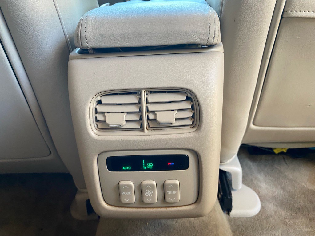 2004 Cadillac DeVille Image 12