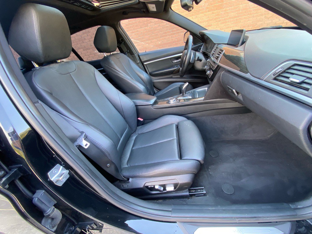 2017 BMW 3 Series Image 12