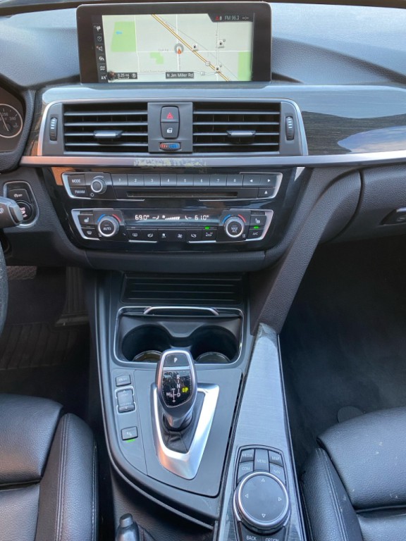 2017 BMW 3 Series Image 16