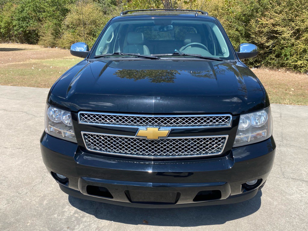 2013 Chevrolet Avalanche Image 2