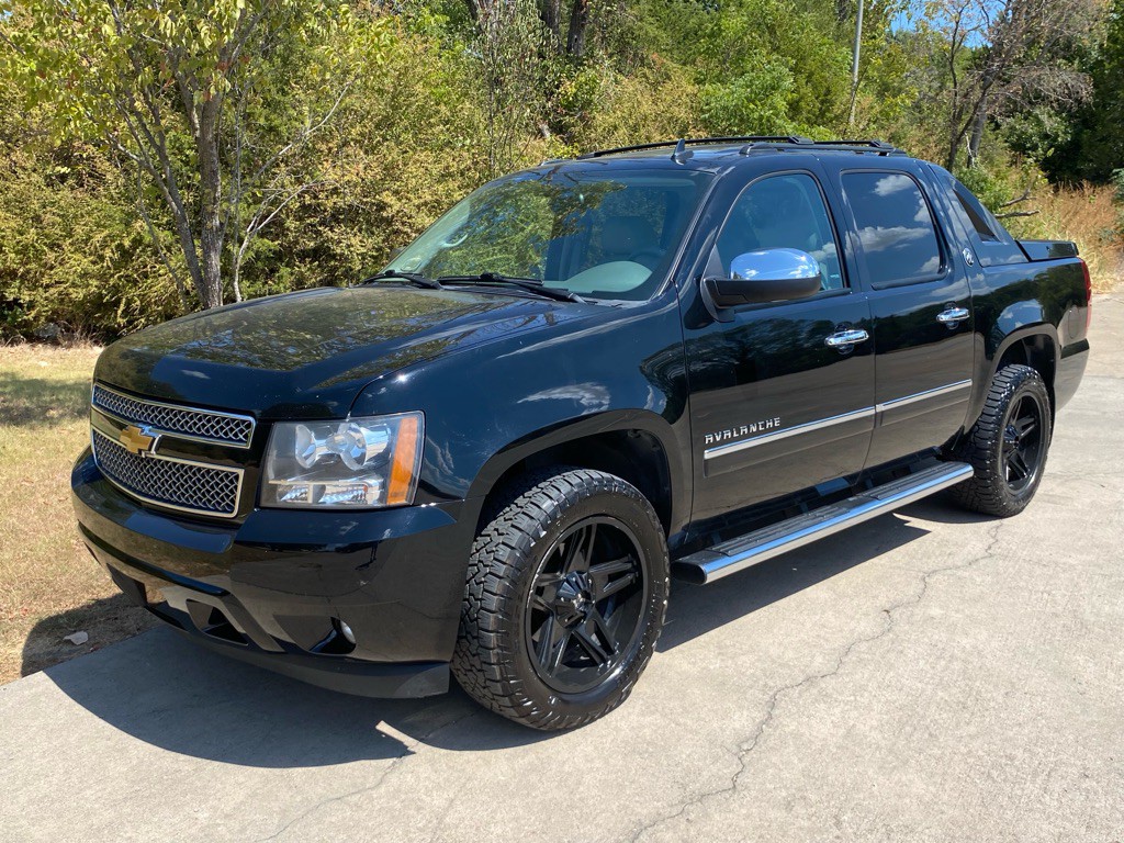 2013 Chevrolet Avalanche Image 3