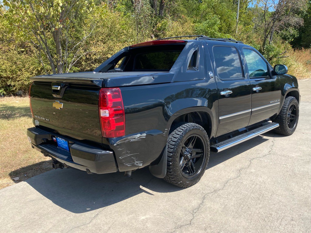 2013 Chevrolet Avalanche Image 4