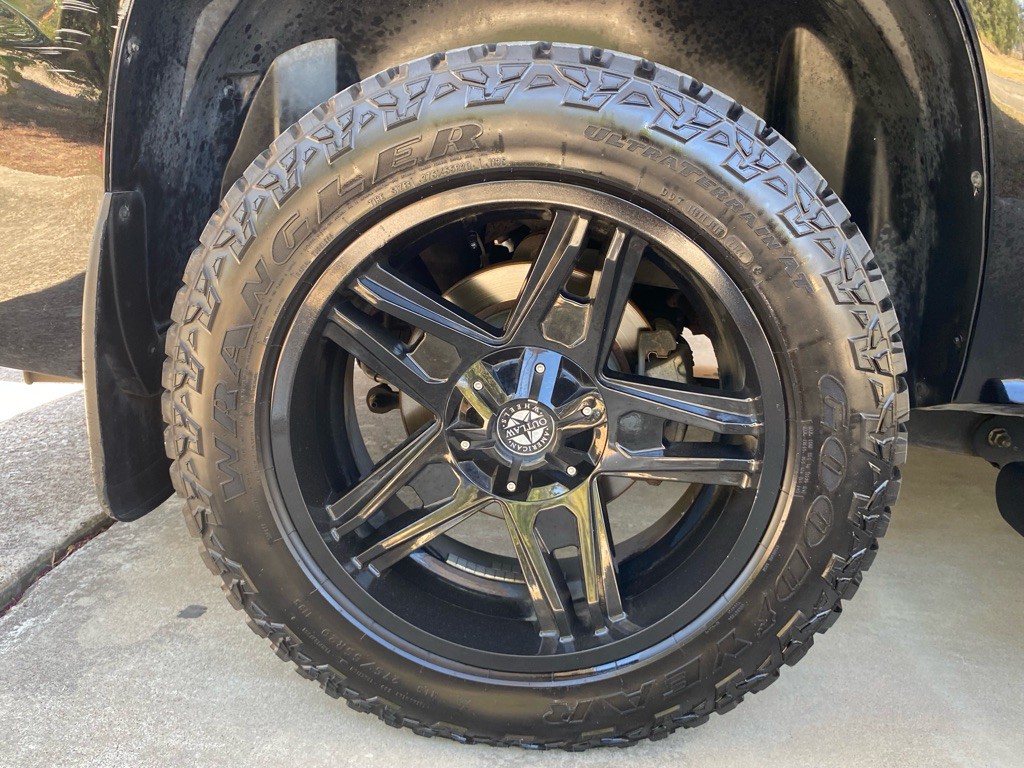 2013 Chevrolet Avalanche Image 22