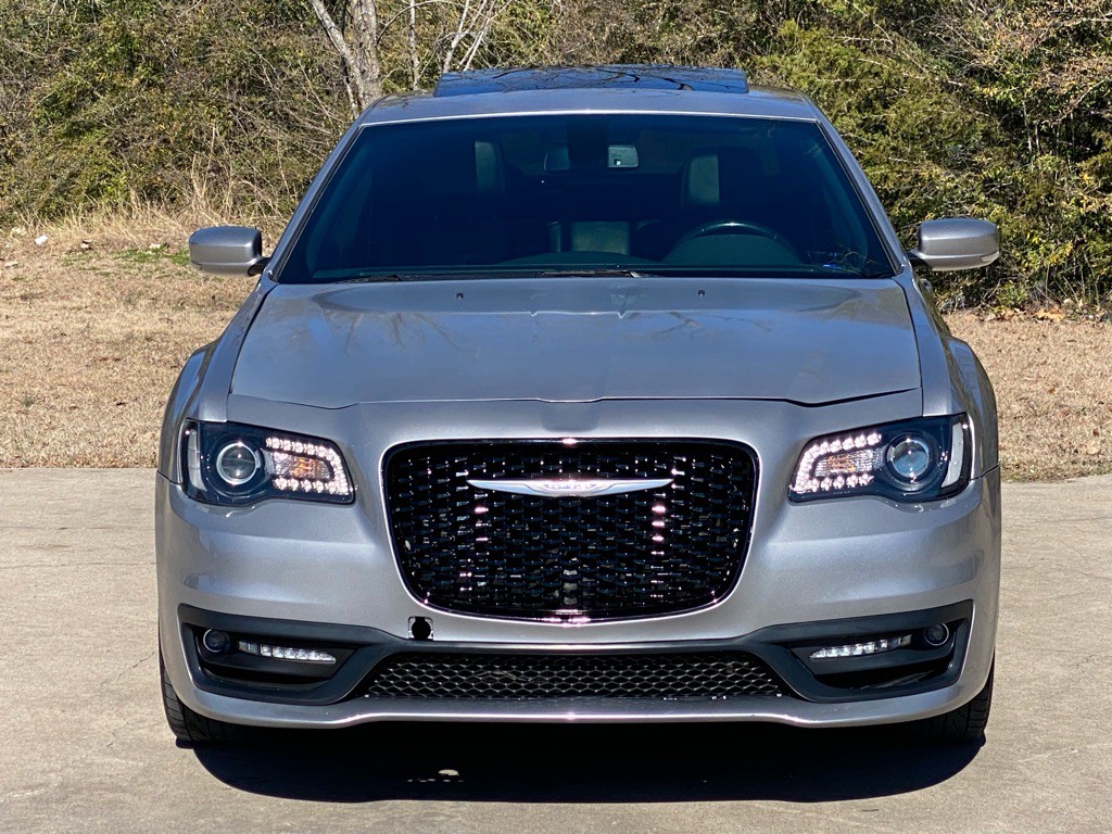 2018 Chrysler 300 Image 2