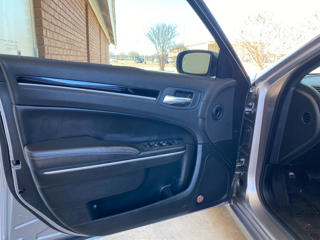 2018 Chrysler 300 Image 7