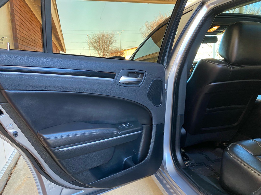 2018 Chrysler 300 Image 9