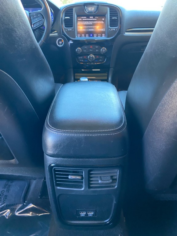 2018 Chrysler 300 Image 12
